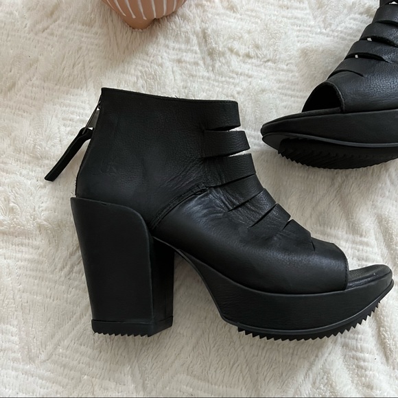 John Fluevog prepare Axe Black Leather Slit Open-Toe Platform Sandals size 9 - Picture 5 of 14